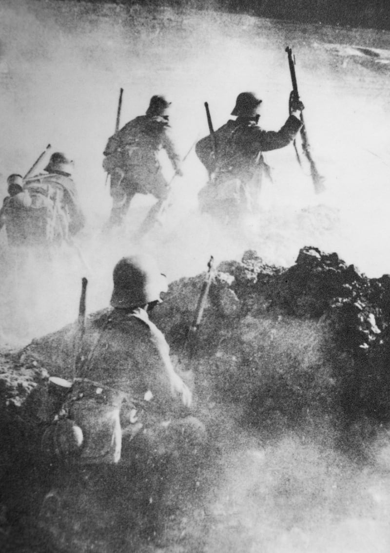 Příslušníci oddílů Sturmtruppen zahajují 21. března 1918 útok