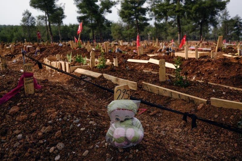 Po zemětřesení v Turecku bydlí pohřebák Ali Dorgru se svou rodinou na hřbitově