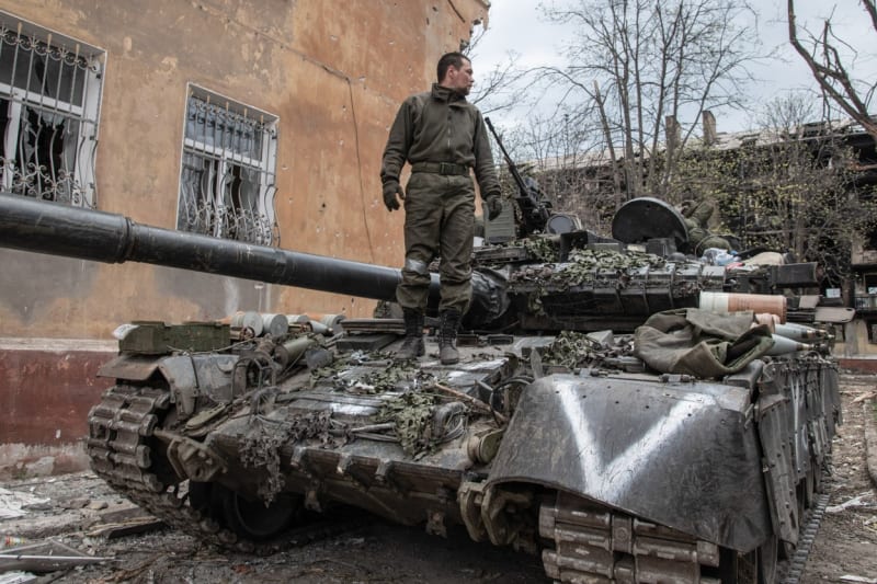 Zničený ruský tank T-80BV v Mariupolu