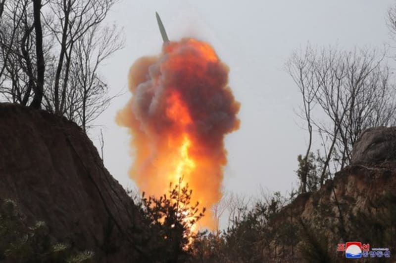 Pchjongjang odpalem balistické rakety simuloval taktický jaderný útok.