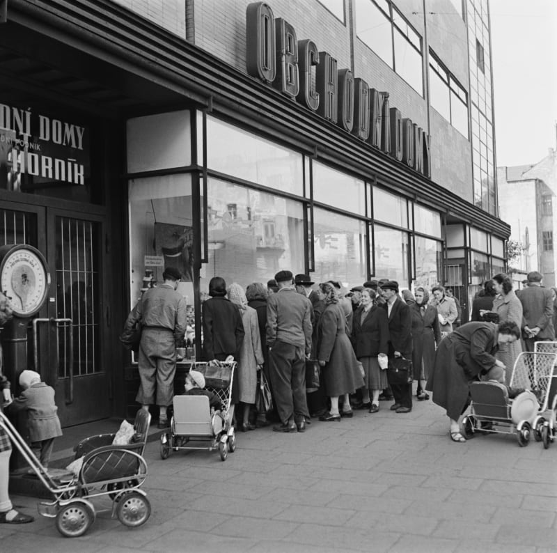 Rok 1953, těsně po měnové reformě. Lidé v Ostravě si prohlížejí zboží s novými cenami.