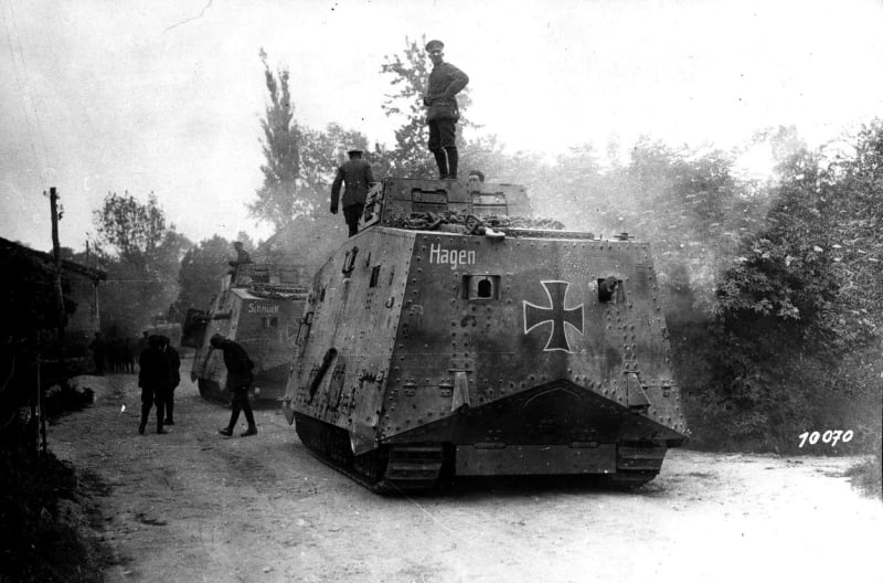 Německé tanky A7V připravené k nasazení v rámci operace Michael