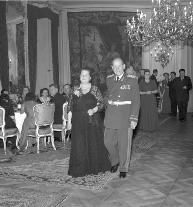 Manželé Zápotočtí ve společnosti, zde na slavnosti na Pražském hradě při příležitosti Dne čs. armády (1954).