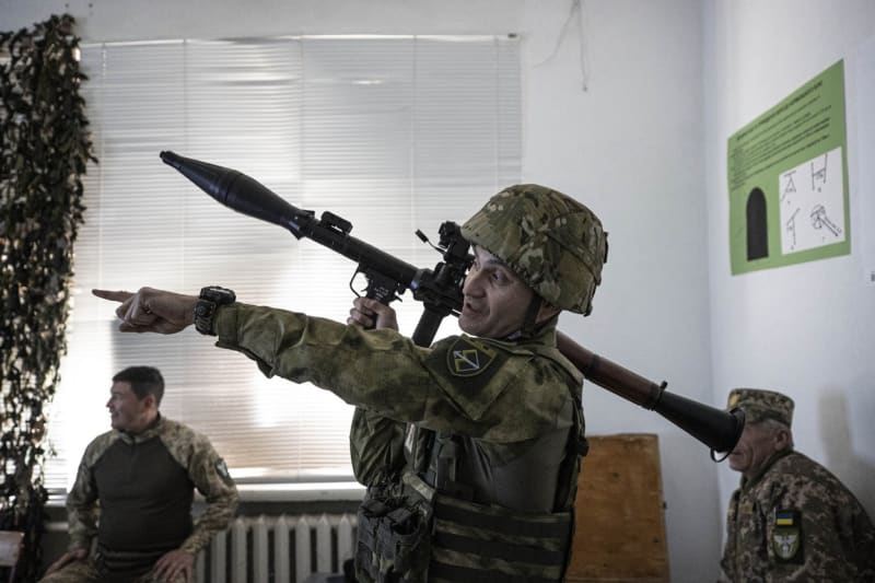 Ukrajinští vojáci se učí zacházet s pancéřovkou RPG-7