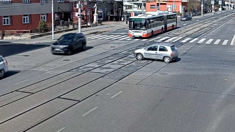 Kuriózní nehoda se stala v pátek v brněnské Provazníkově ulici. Řidička osobního auta tam nejenže zastavila na zákazu stání, ale při parkování navíc zapomněla zatáhnout ruční brzdu. 