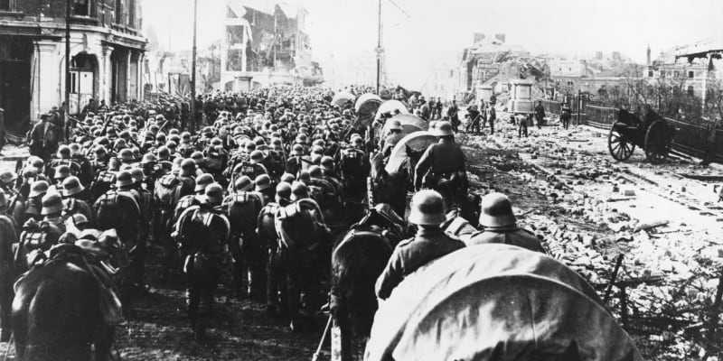 Němečtí vojáci se shromažďují v Saint-Quentin před zahájením operace Michael