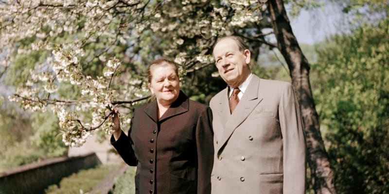 Marie Zápotocká s manželem při procházce v zahradách Pražského hradu (1954).