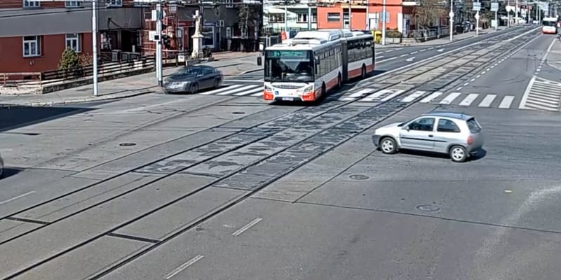 Kuriózní nehoda se stala v pátek v brněnské Provazníkově ulici. Řidička osobního auta tam nejenže zastavila na zákazu stání, ale při parkování navíc zapomněla zatáhnout ruční brzdu. 