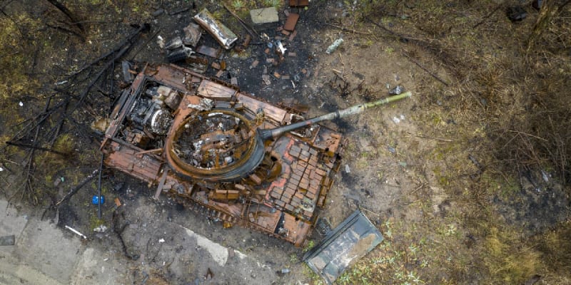 Zničený tank T-80 s věží otočenou vzhůru nohama