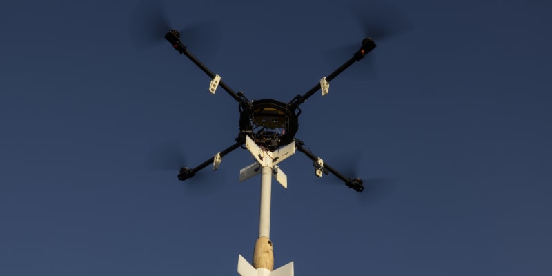 Granát RPG s improvizovanými stabilizátory upevněný pod dronem