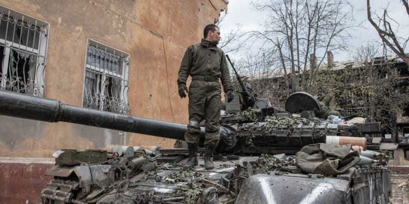 Zničený ruský tank T-80BV v Mariupolu