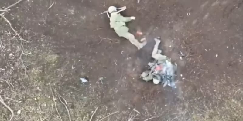 Ukrajinský dron shodil výbušninu na ruské okupanty.