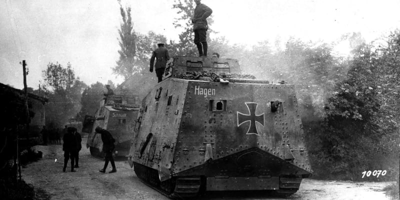 Německé tanky A7V připravené k nasazení v rámci operace Michael