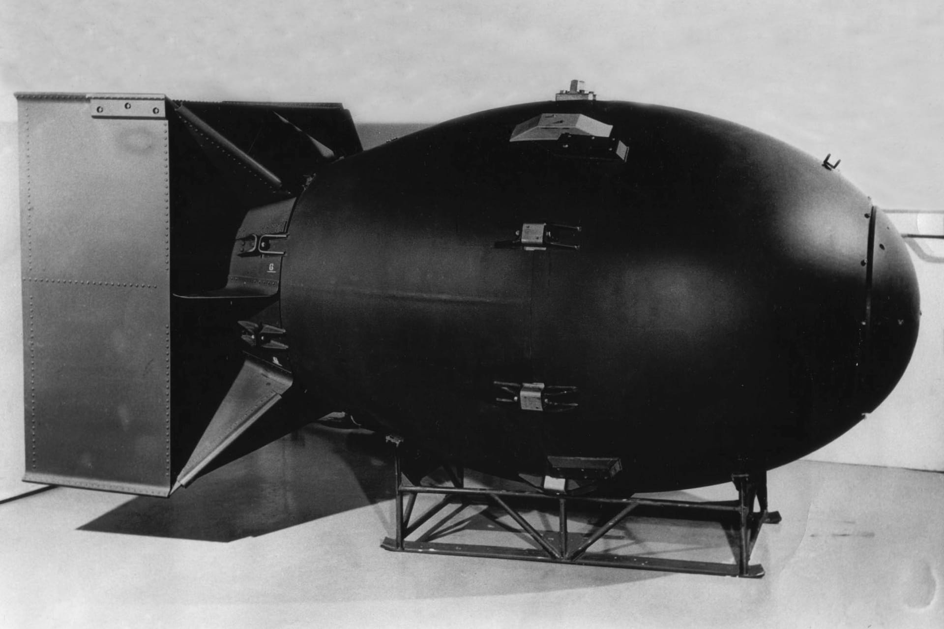Replika bomby svržené na Nagasaki. Podobný typ USA ztratily v roce 1950 v Kanadě  