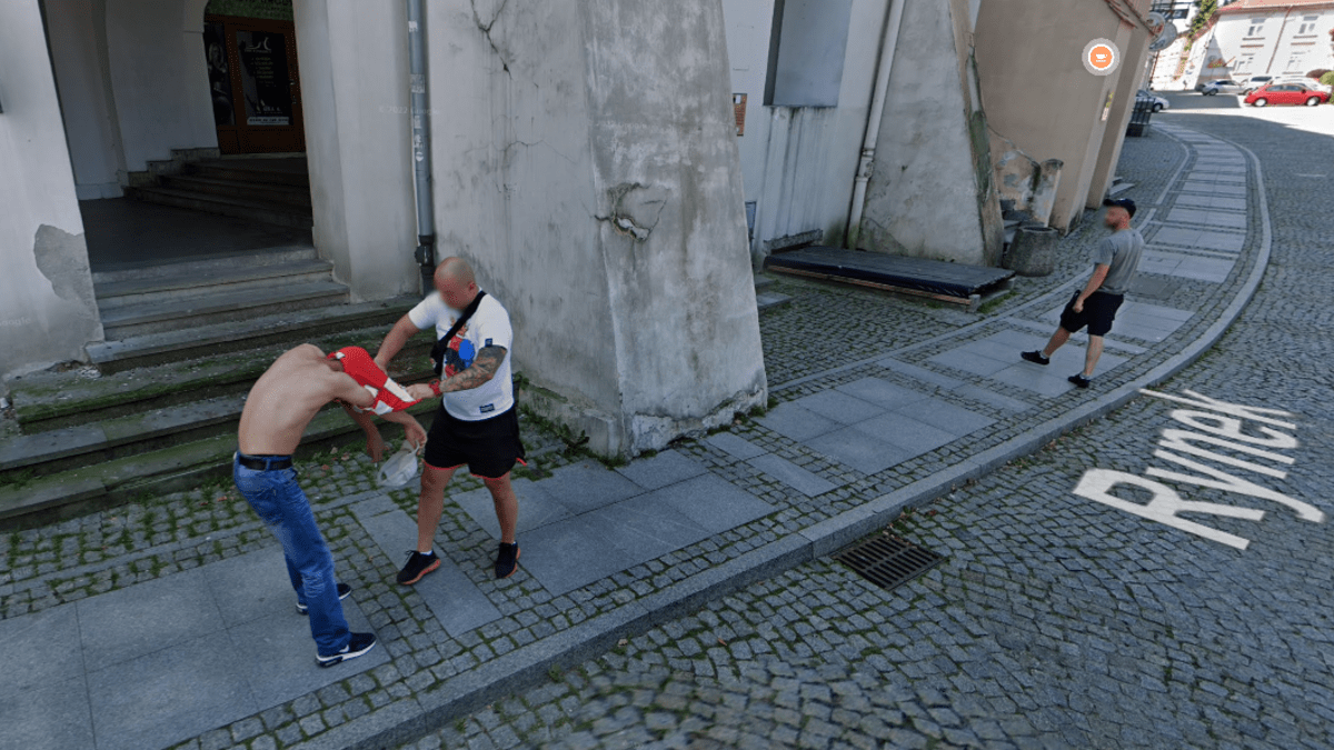 Fanoušek Polonie si násilně přivlastnil dres příznivce soupeře a vše je zdokumentováno díky službě Google Street View.
