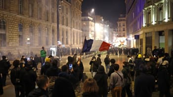 Zásahy policie a ostré slogany. Krize ve Francii se prohlubuje, do ulic vyšly tisíce lidí