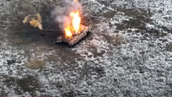 Záběry z bojů: Ukrajinské sebevražedné drony drtí ruské tanky. Nalétávají přímo do nepřítele
