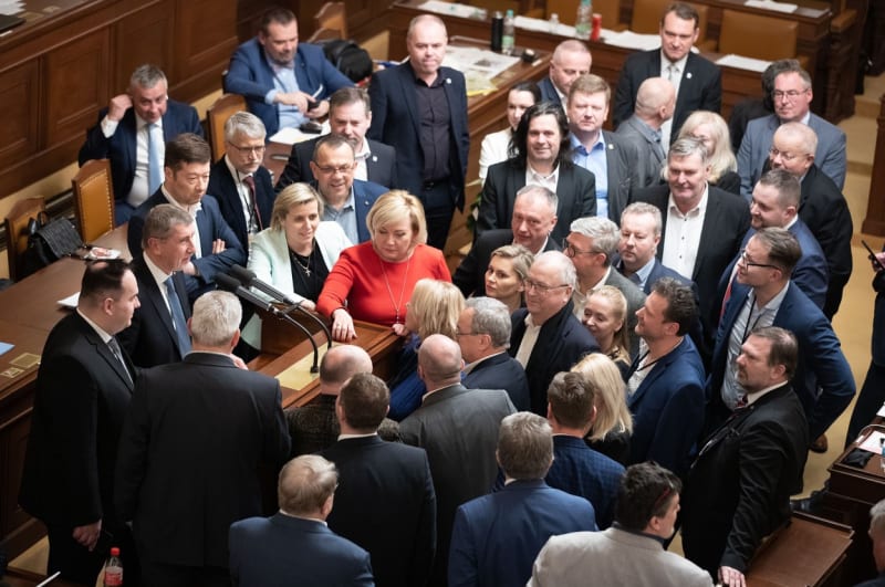 Opoziční obstrukce v Poslanecké sněmovně. Poslanci na protest obsadili řečnický pultík. (3. 3. 2023)