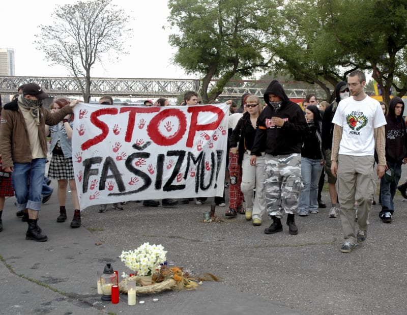 Lidé si na pochodu proti fašismu připomněli vraždu studenta Daniela Tupého (2006).