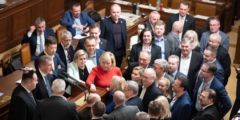 Opoziční obstrukce v Poslanecké sněmovně. Poslanci na protest obsadili řečnický pultík. (3. 3. 2023)