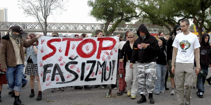 Lidé si na pochodu proti fašismu připomněli vraždu studenta Daniela Tupého (2006).