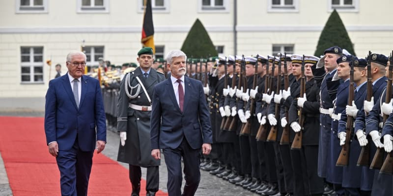 Německý prezident Steinmeier přijal s vojenskými poctami Petra Pavla.
