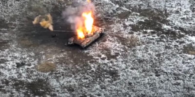 Ukrajinci zničili ruský tank pomocí sebevražedného dronu.