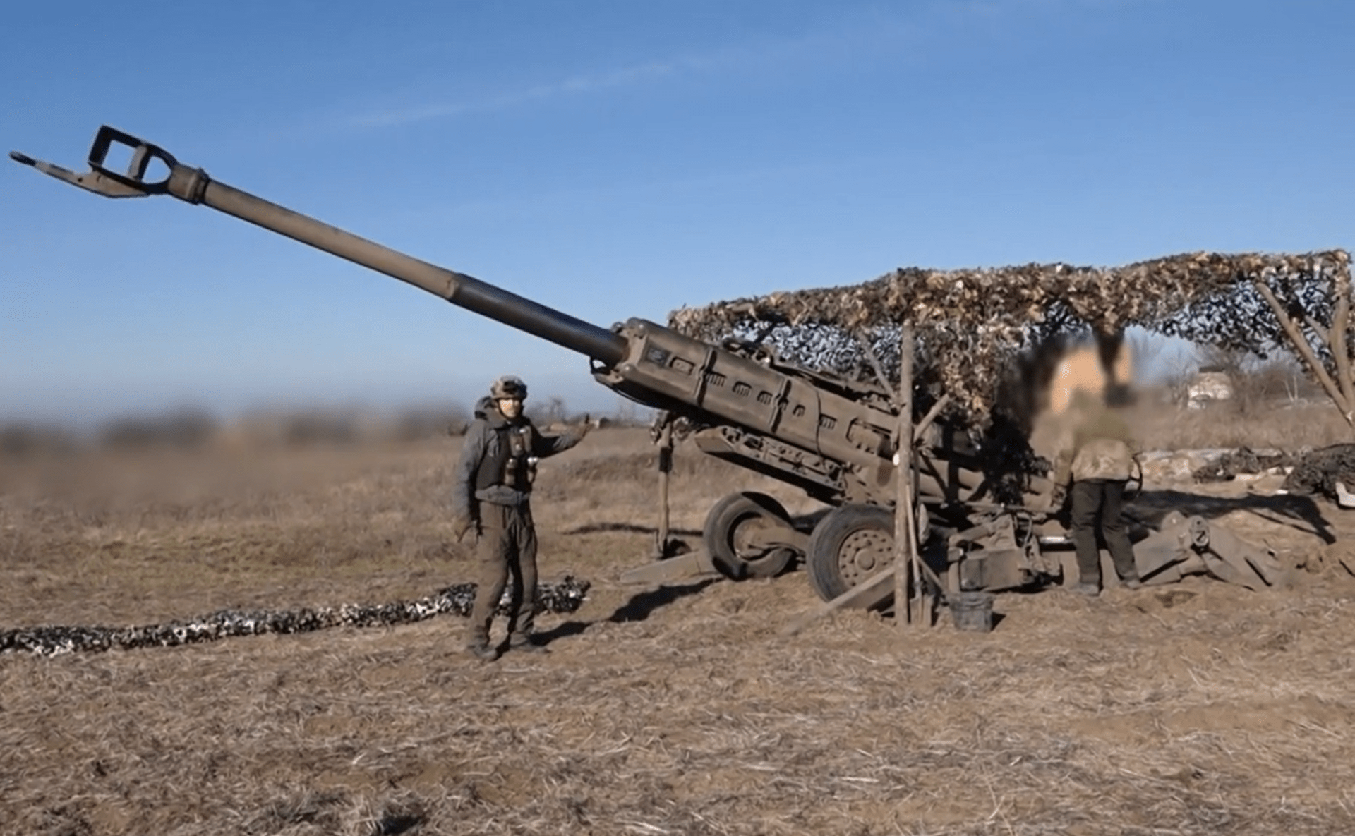 Válečný reportér CNN Prima NEWS natáčel s ukrajinskými dělostřelci, kteří obsluhovali moderní americkou houfnici M777