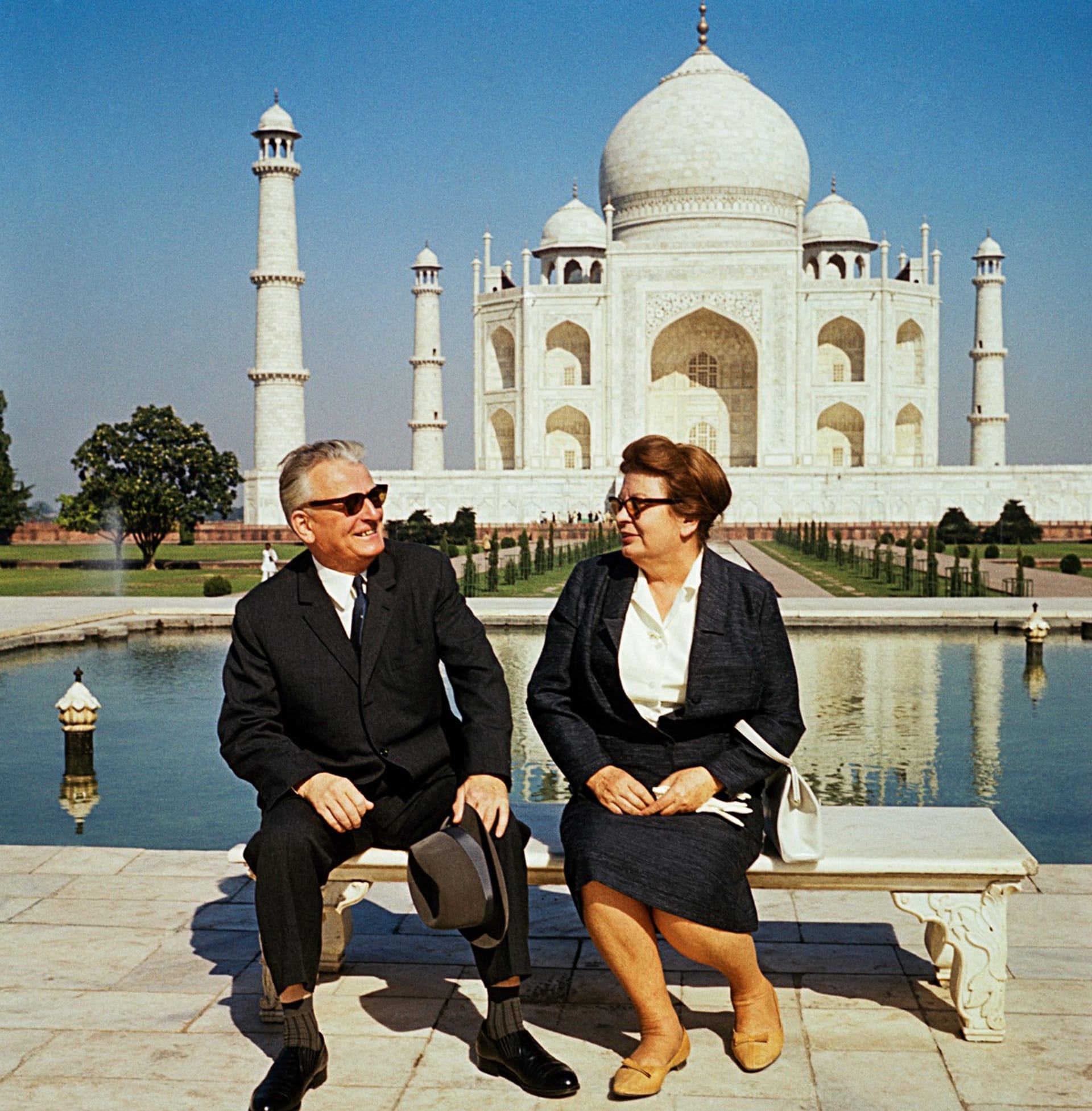 Jedna z mála oficiálních fotek prezidenta Novotného s ženou před indickým Tádž Mahalem.