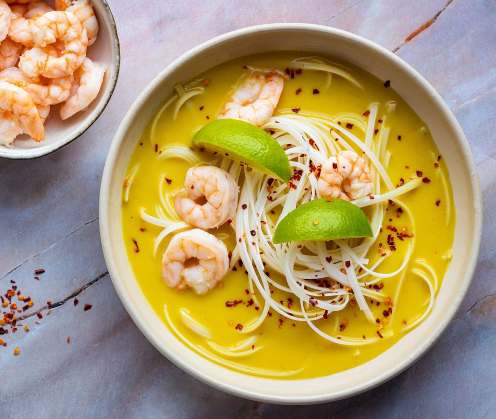 Rychlá večeře: Curry ramen s krevetami a rýžovými nudlemi