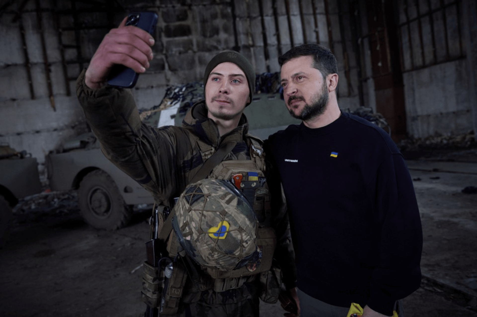 Volodymyr Zelenskyj navštívil vojáky bojující u Bachmutu.