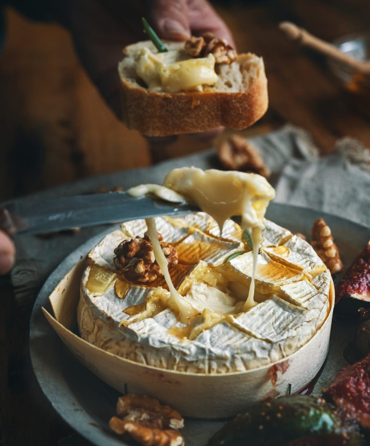 Geniální chuťovka: Pečený camembert s medem a vlašskými ořechy