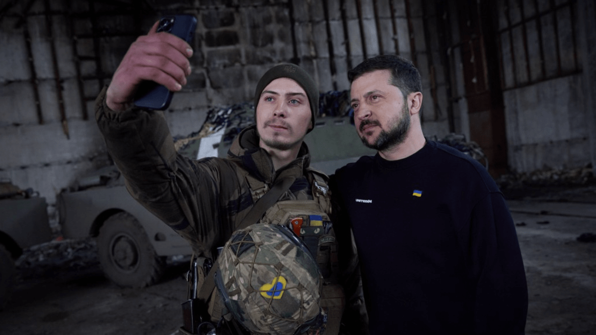 Volodymyr Zelenskyj navštívil vojáky bojující u Bachmutu.