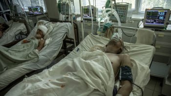 Českého medika zraněného na Donbase převezli do Kyjeva. Stav mu neumožňuje přesun domů