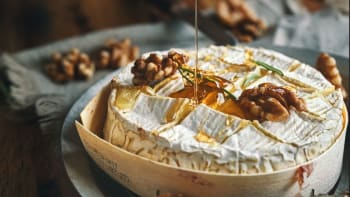 Geniální chuťovka: Pečený camembert s medem a vlašskými ořechy 
