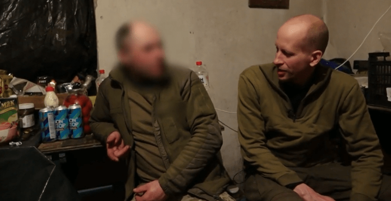 Válečný reportér CNN Prima NEWS Matyáš Zrno mluví s ukrajinským vojákem, který před válkou pracoval v Česku