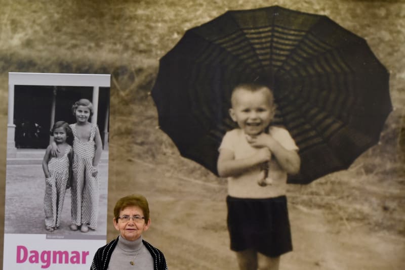 Dagmar před fotografií sebe a své starší sestry, která stejně jako rodiče zahynula v Osvětimi.