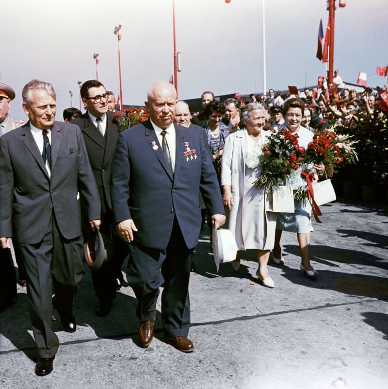 Nikita Chruščov se svým oblíbencem Antonínem Novotným. Vpravo jeho manželka Nina a po její pravici Božena Novotná.