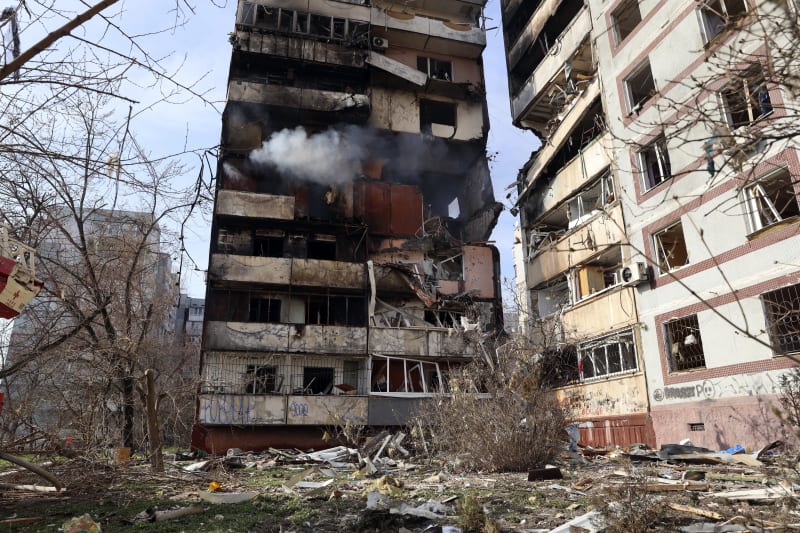  Ruská raketa zasáhla panelový dům v  v Záporoží.