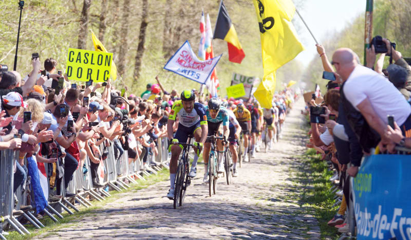 Nejobávanější úsek závodu Paříž-Roubaix. Kostky v Arenberském lese závodníky bolí nejvíce.