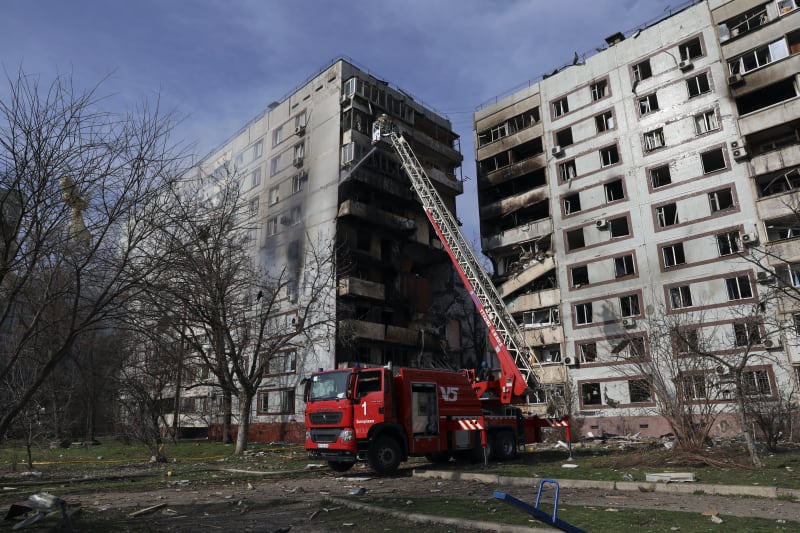 Ruská raketa zasáhla panelový dům v  v Záporoží.