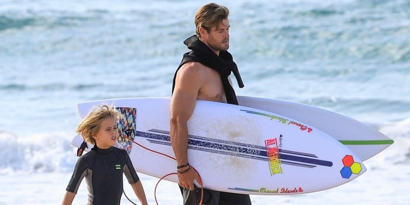 Chris Hemsworth s jedním ze svých dvojčat na surfu.