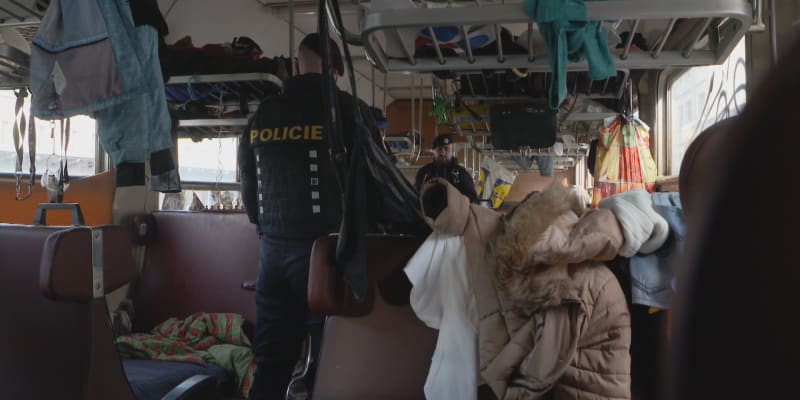 Liberečtí policisté si posvítili na tamní nádraží. Řešili notorického útěkaře i bezdomovce žijící v odstaveném vagónu.