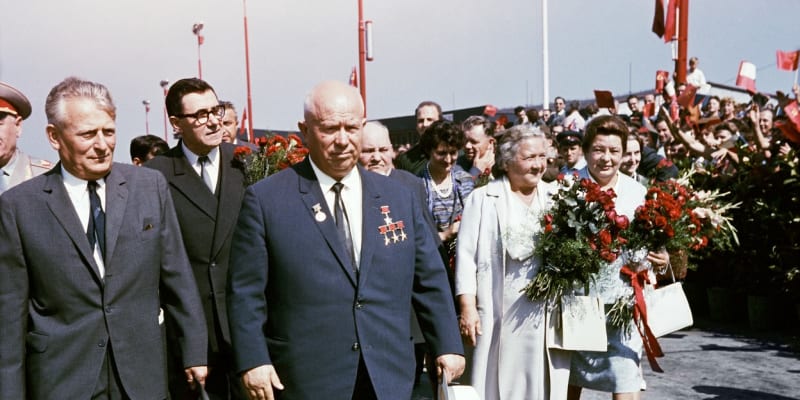 Nikita Chruščov se svým oblíbencem Antonínem Novotným. Vpravo jeho manželka Nina a po její pravici Božena Novotná.