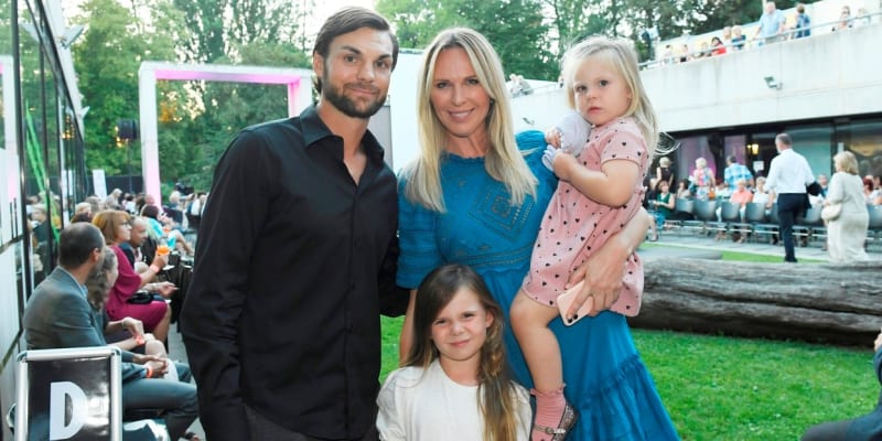 Hokejista Michael Frolík, Diana Kobzanová a jejich dvě dcery v roce 2020