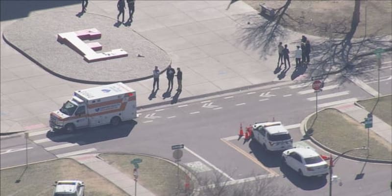 Nezletilý útočník na škole v Denveru postřelil dva zaměstnance, je na útěku. 