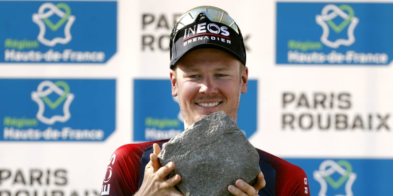 Loňský vítěz Dylan van Baarle se symbolickou trofejí za vítězství Paříž-Roubaix.