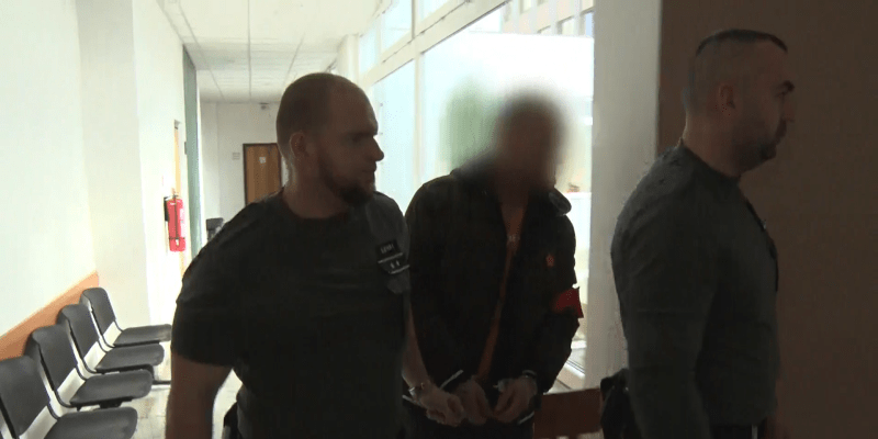 Recidivistu, který měl polít přítelkyni benzínem, poslal soud na 7,5 roku do vězení.