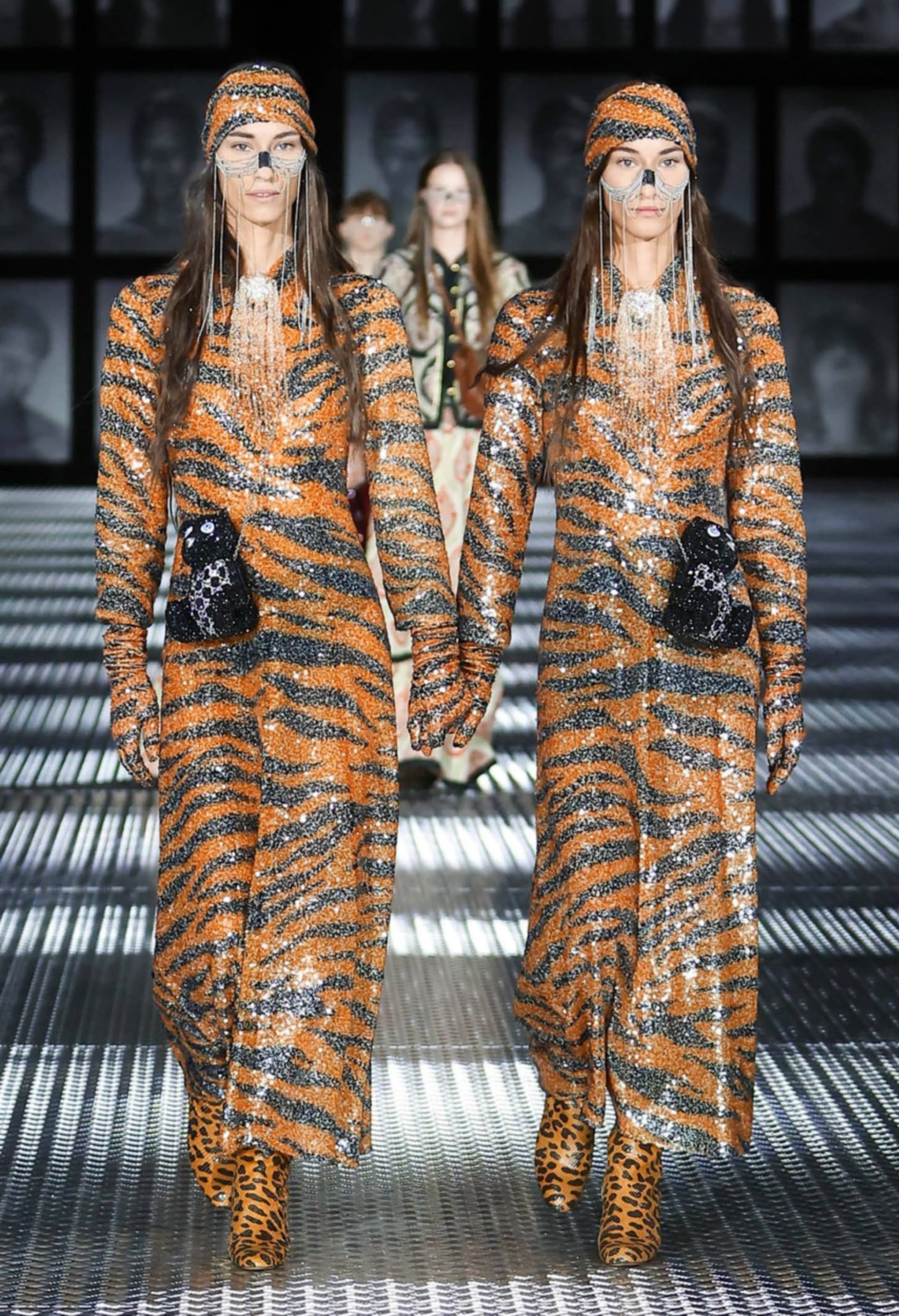 Dvojčata na módní přehlídce Gucci.
