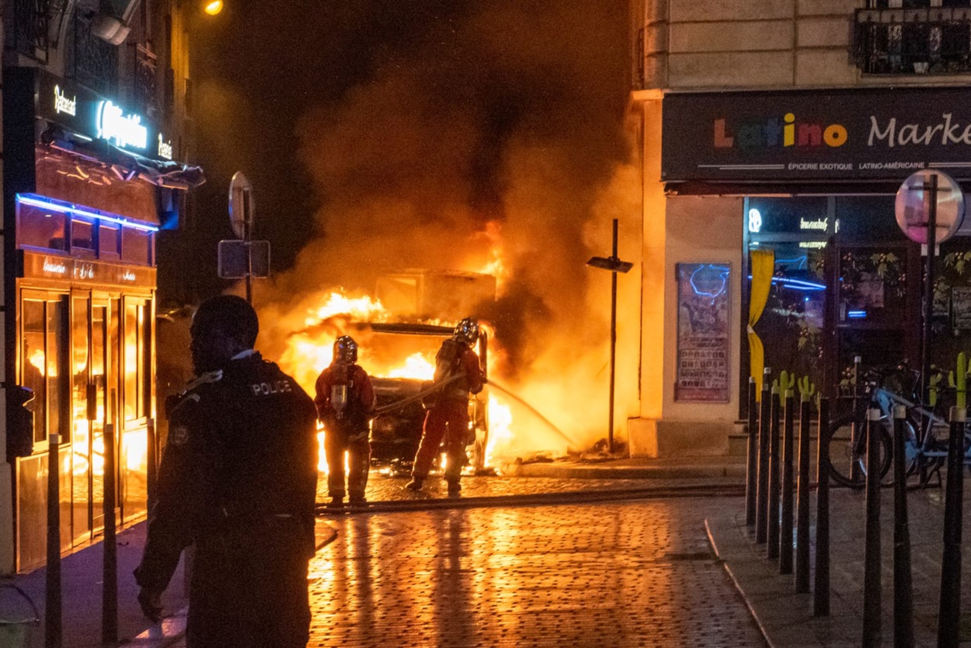 Po demonstracích a nepokojích proti důchodové reformě hoří auta v uličce Rue Lefebvre v 15. pařížském obvodu. Paříž, Francie, 23. .března 2023